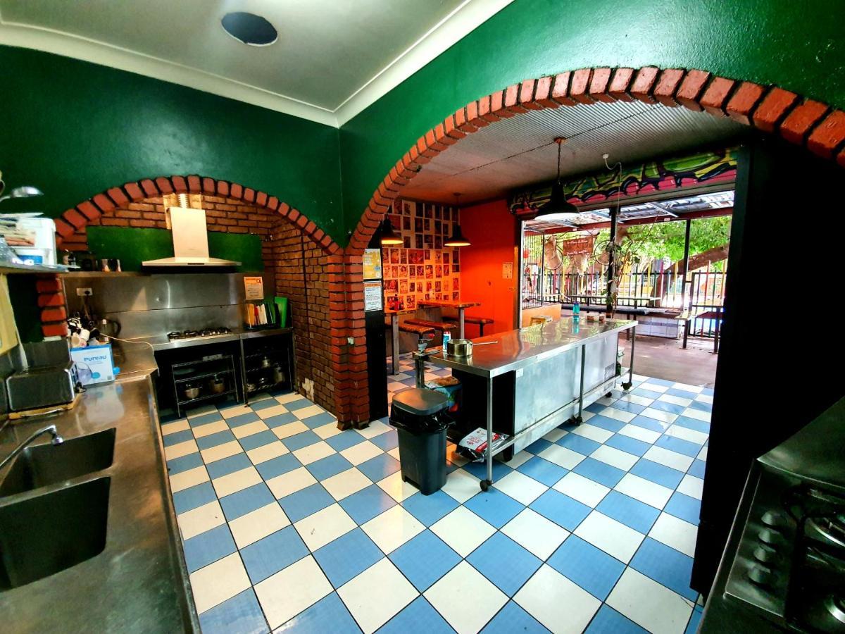 Jump Inn Alice Budget Accommodation Alice Springs Extérieur photo